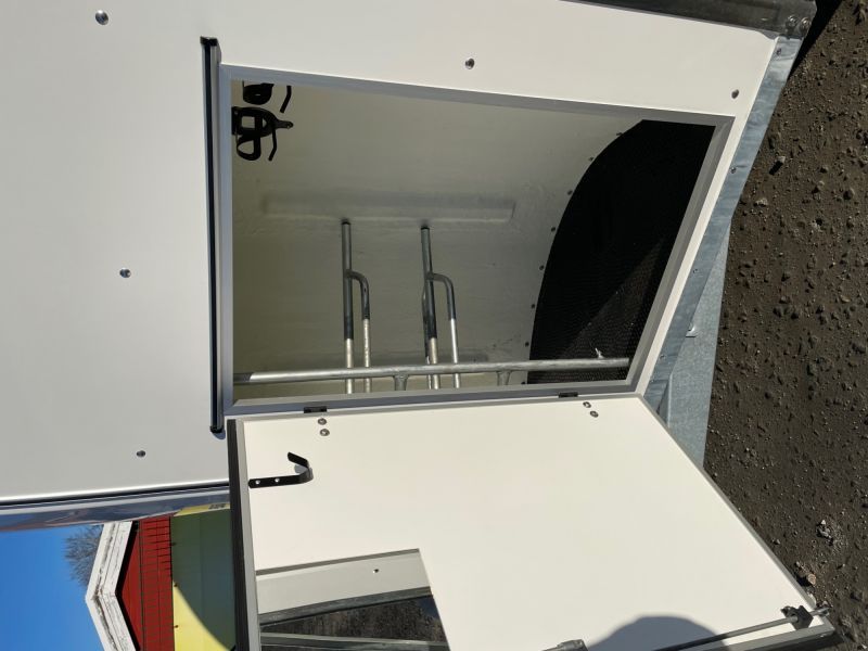 Pegasus - Pferdeanhänger mit Sattelkammer